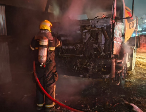 Caminhão pega fogo dentro de galpão e mobiliza bombeiros em Orleans
