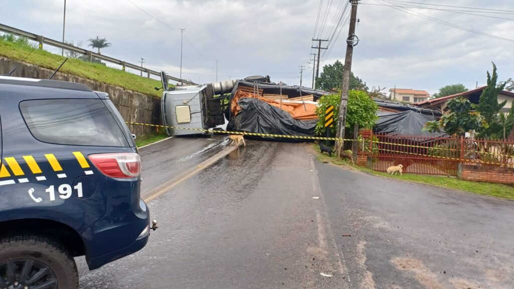 Caminhão tomba na BR-101 e atinge casa às margens da rodovia em SC