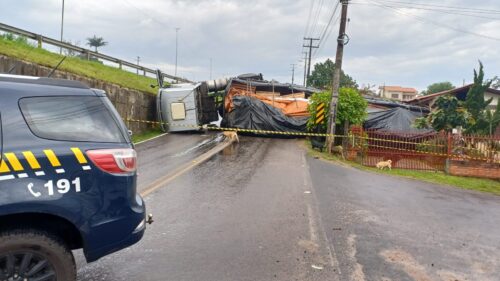 Caminhão tomba na BR-101 e atinge casa às margens da rodovia em SC