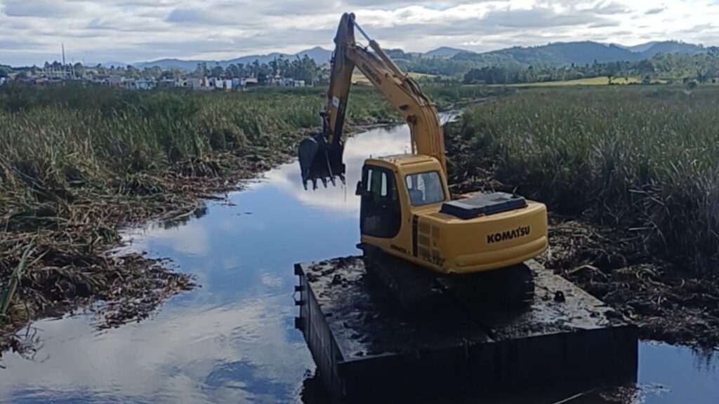 Capivari de Baixo conclui limpeza de mais de 21 km de canais para reduzir risco de alagamentos