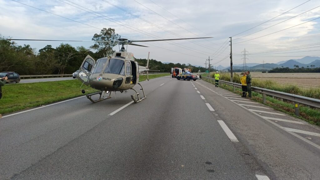 Carro capota na BR-101 e deixa trânsito em meia-pista