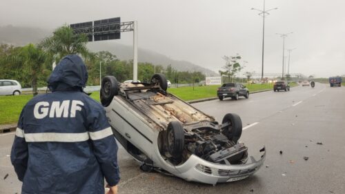 Carro capota na SC-401 e motorista sai ileso em Florianópolis