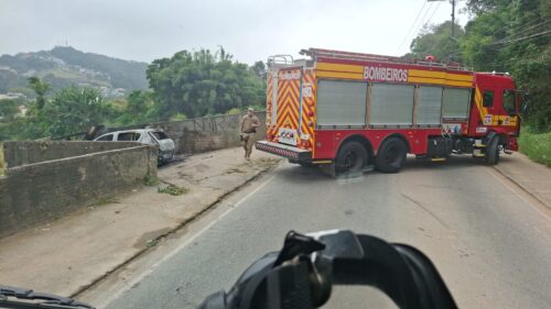 Carro é tomado pelo fogo em São José e mobiliza bombeiros; veja o que aconteceu