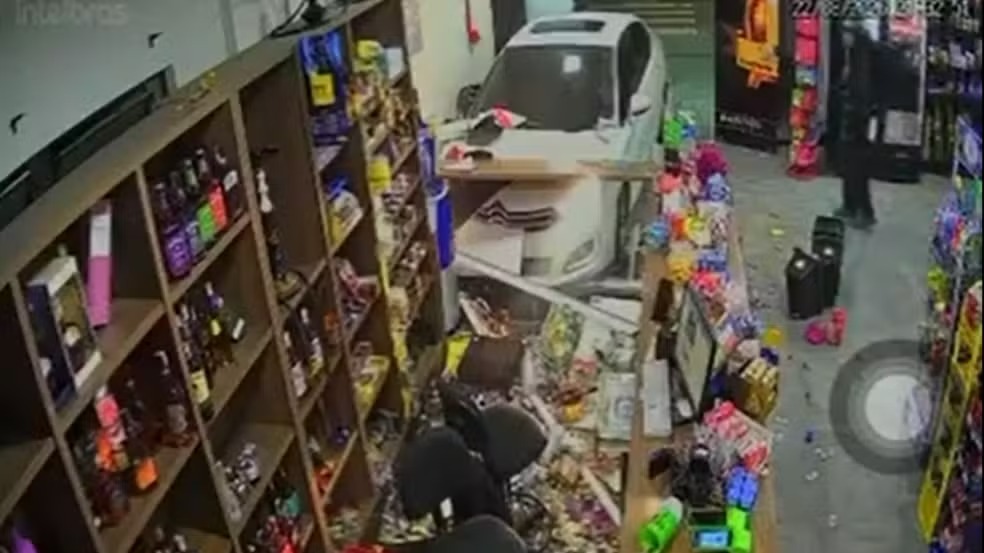 Carro invade loja de bebidas e assusta funcionários em Palhoça