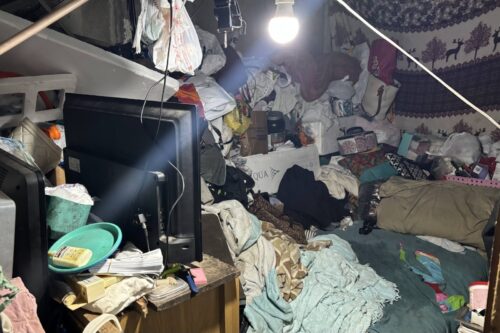 Casa com resíduos até o teto vira alvo de ação em Criciúma
