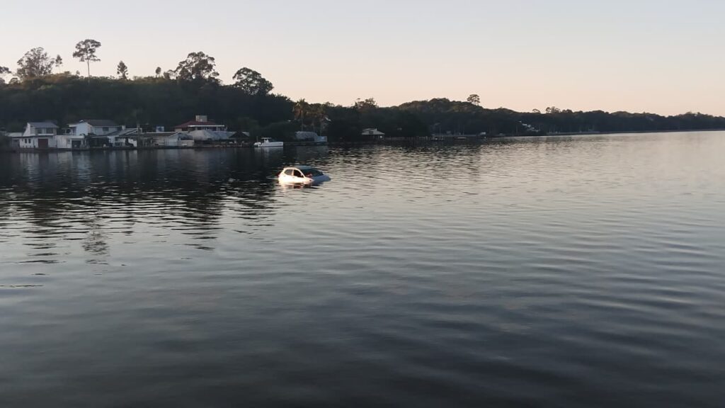 Cena inusitada: carro é retirado de dentro da Lagoa da Conceição