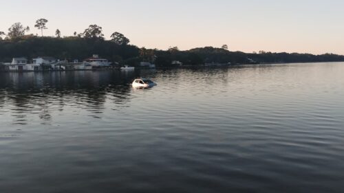 Cena inusitada: carro é retirado de dentro da Lagoa da Conceição