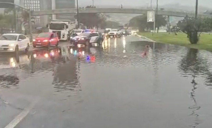 Chuva causa alagamento em acesso à ponte em Florianópolis