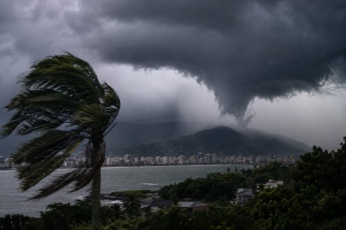 Ciclone deve trazer chuva e ventos de até 100 km/h em SC