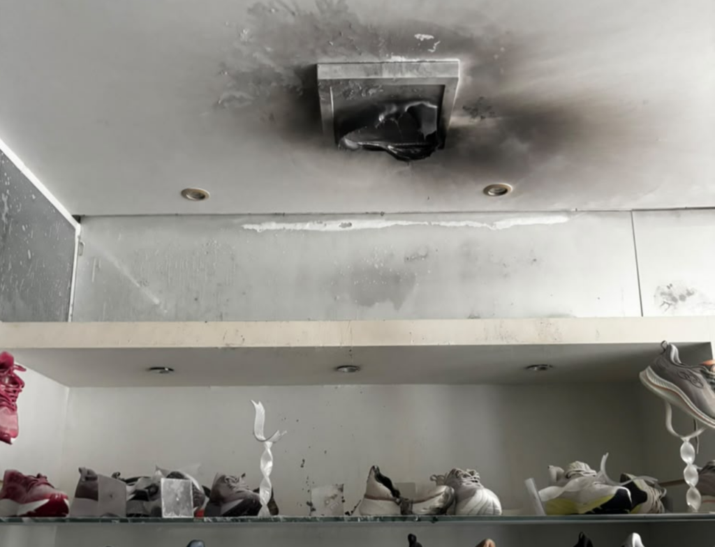 Cliente evita tragédia ao apagar incêndio em loja no Centro de Criciúma