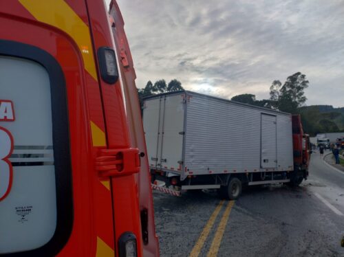 Colisão entre caminhões deixa motorista morto e outro preso às ferragens na BR-282