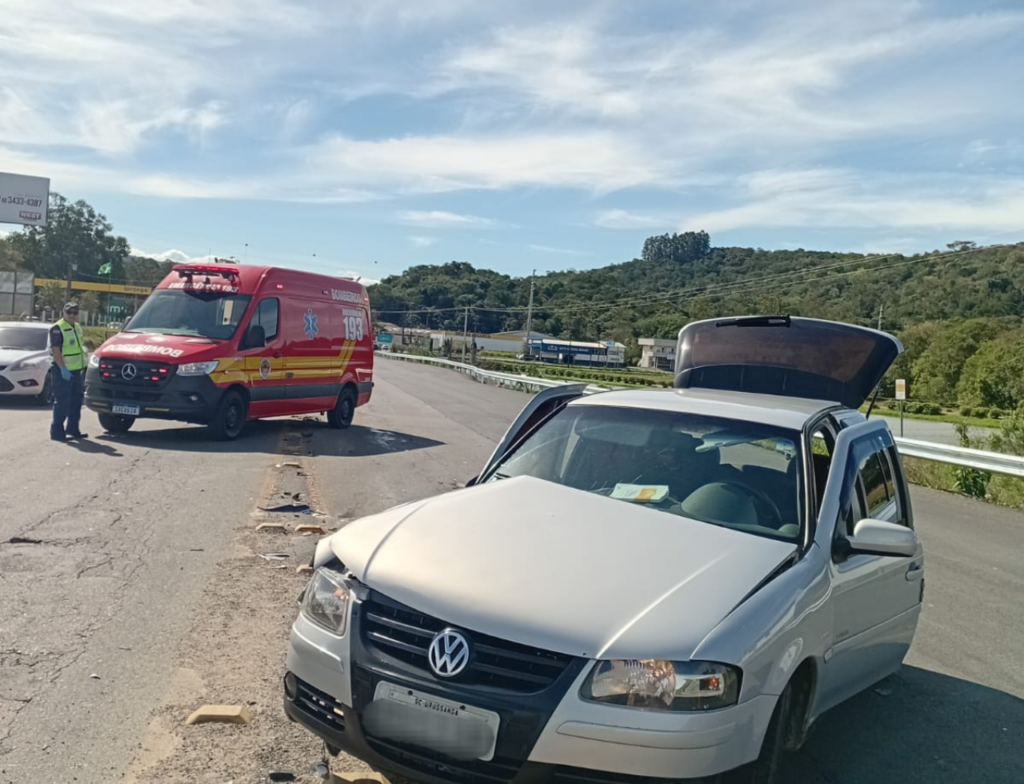 Colisão entre carros deixa dois idosos feridos na SC-108, em Urussanga