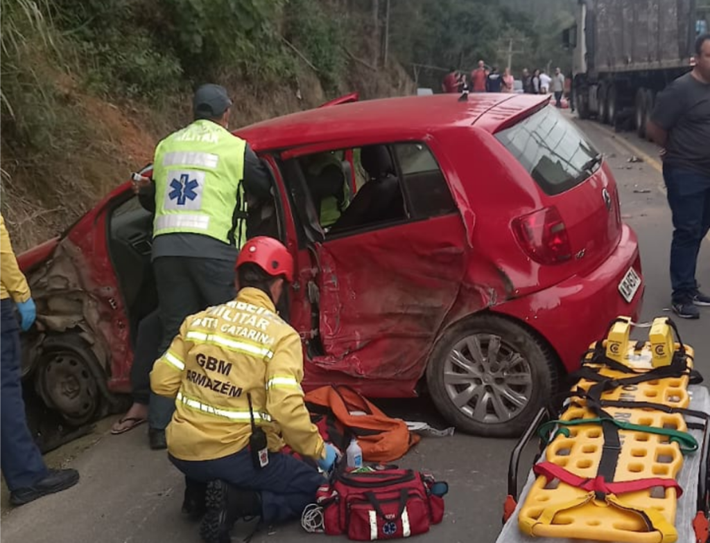 Colisão frontal entre carro e carreta deixa idoso ferido em rodovia de SC