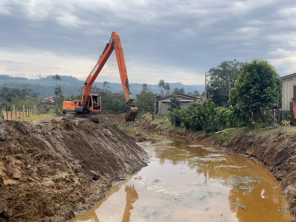 Criciúma já limpou mais de 20 km de rios contra alagamentos - Foto: Divulgação/Prefeitura de Criciúma