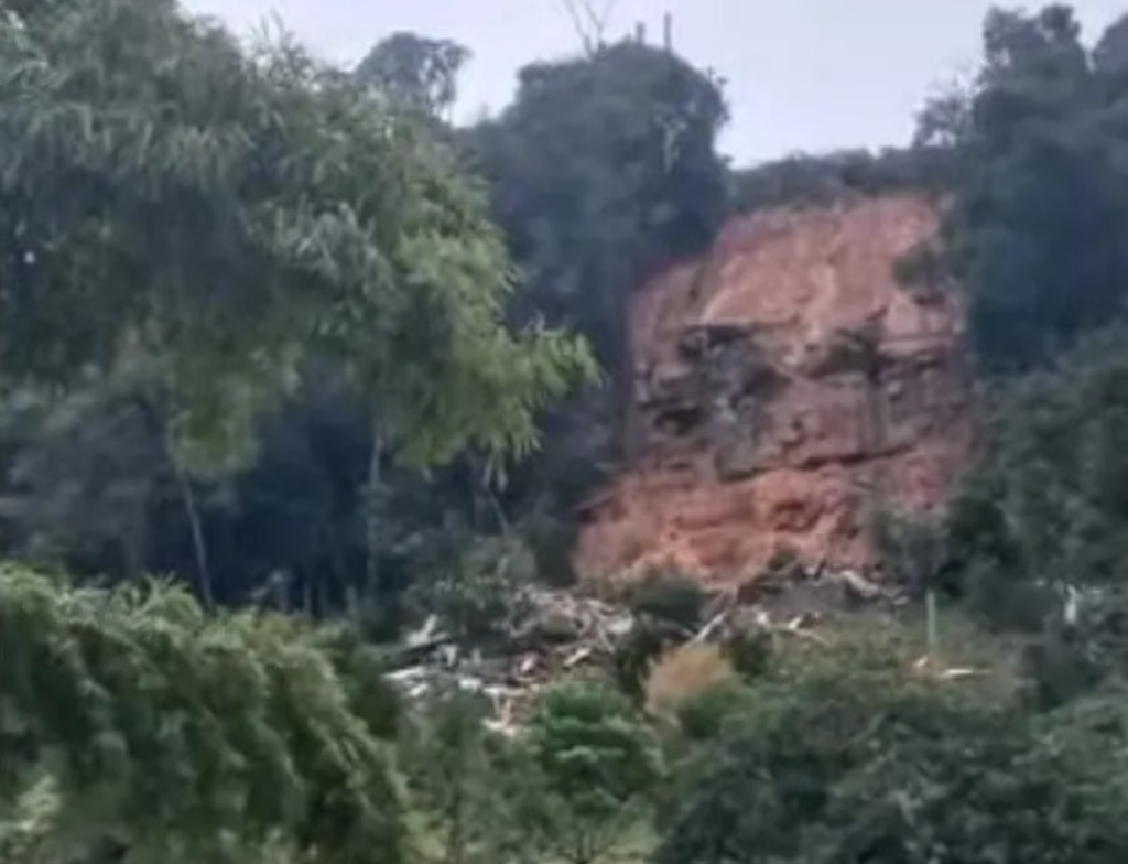 Deslizamento destrói casa em reforma em Santa Catarina