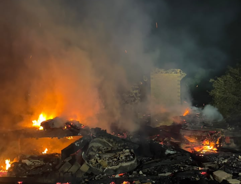 Dois incêndios atingem estruturas de madeira em Jacinto Machado