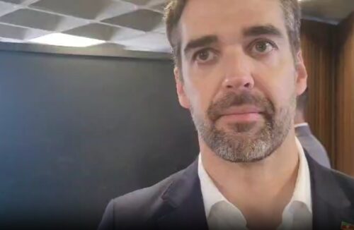 Eduardo Leite fala sobre 2026 e critica polarização política em visita a Criciúma