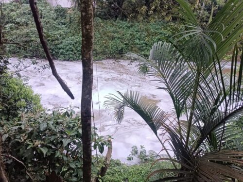 Espuma é encontrada no Rio Jaraguá e água passa por análise