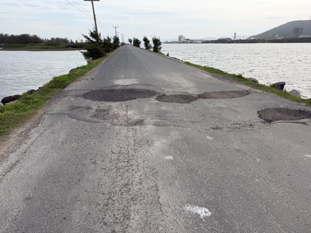 Estrada de Laguna tem afundamentos e passa por vistoria técnica