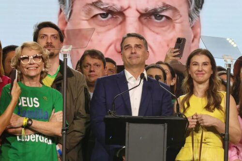 Flávio Bolsonaro tem filiação alterada e candidatura enfrenta problema