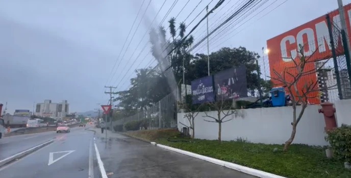 Furto de hidrômetro causa vazamento e complica passagem às margens da BR-101