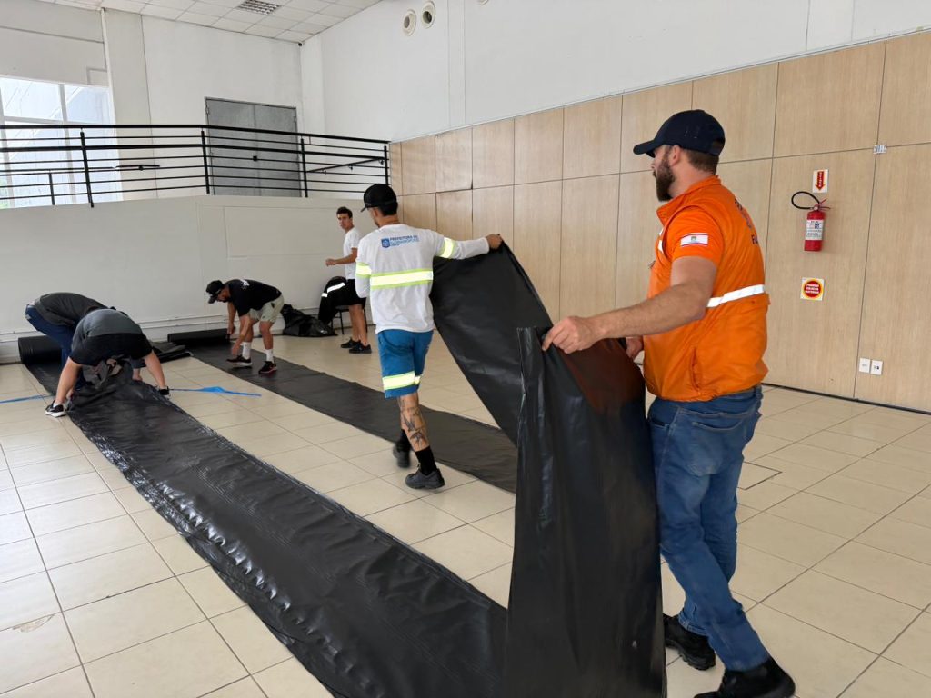 Granizo: Florianópolis entrega lonas e prepara distribuição de telhas - Foto: Divulgação/PMF