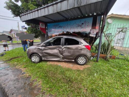 Grave batida entre dois carros deixa quatro vítimas e mobiliza equipes de resgate em Criciúma