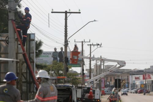 Imbituba retira 450 kg de cabos em desuso dos postes