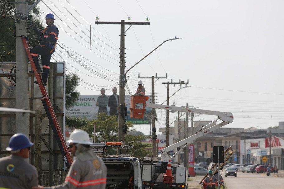 Imbituba retira 450 kg de cabos em desuso dos postes