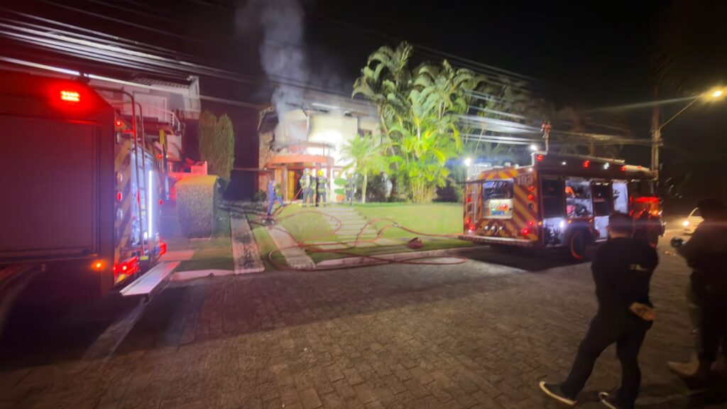 Incêndio atinge casa em Jurerê e casal é levado ao hospital após escapar das chamas