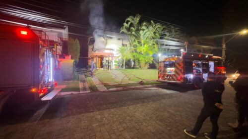 Incêndio atinge casa em Jurerê e casal é levado ao hospital após escapar das chamas