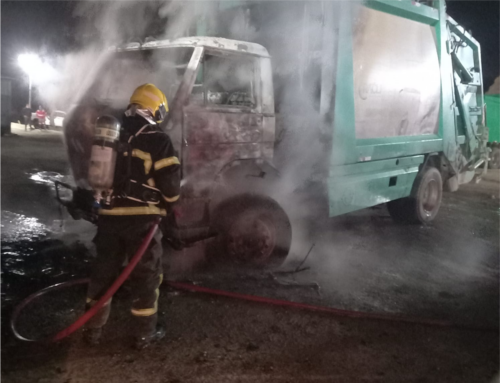 Incêndio destrói cabine de caminhão e fogo atinge outros veículos em Içara