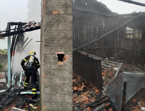 Incêndio destrói casa de madeira e assusta moradores em Içara