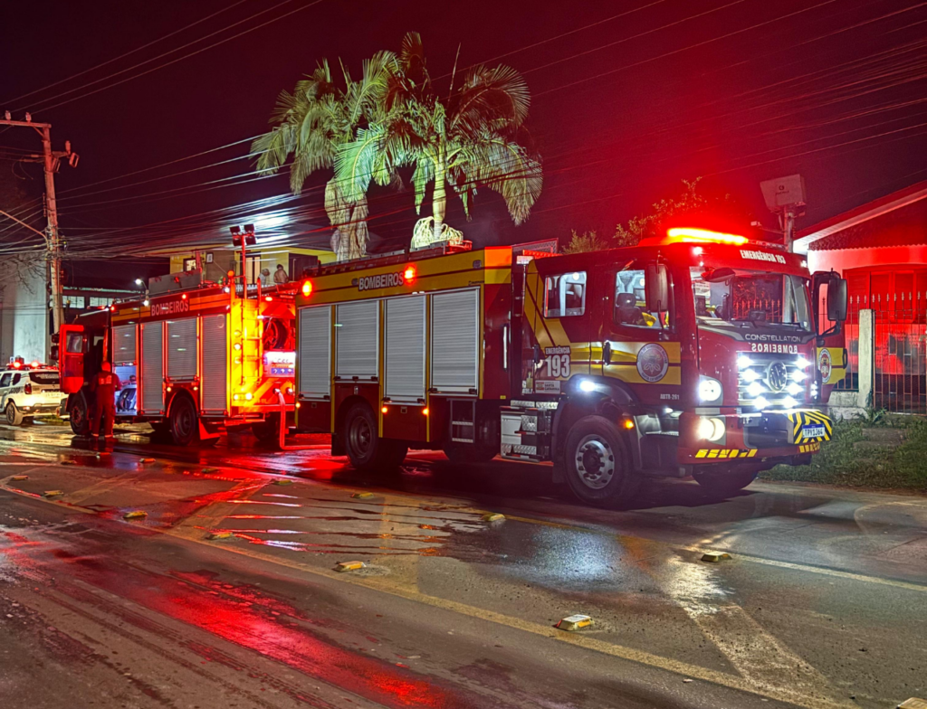Incêndio destrói casa desocupada em Criciúma
