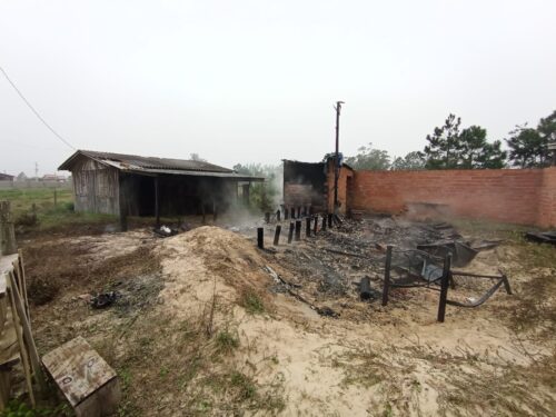 Incêndio destrói casa e ameaça imóvel vizinho em SC