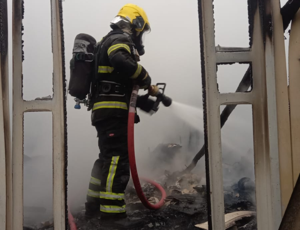 Incêndio destrói casa e mobiliza bombeiros em Araranguá - Foto: Divulgação/CBMSC