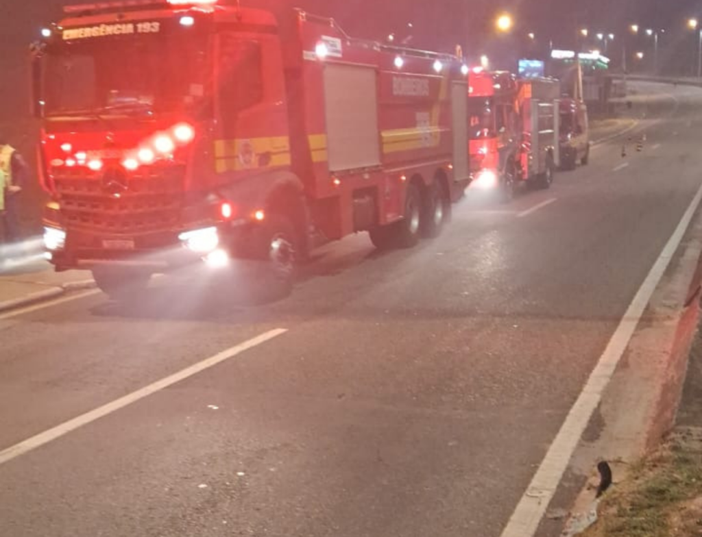 Incêndio destrói veículos em oficina de Florianópolis