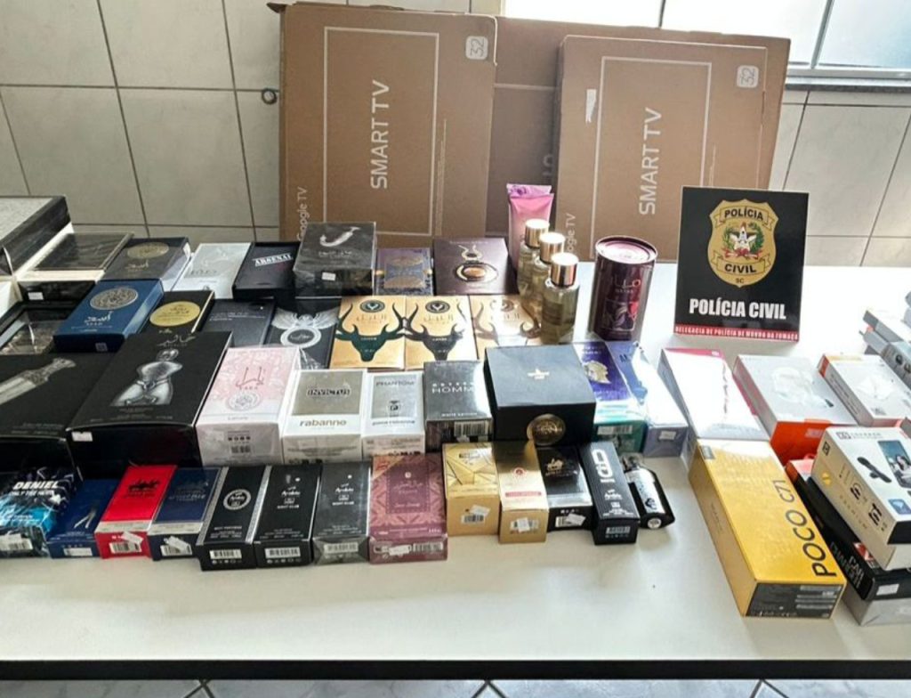 Jovem é preso em SC com produtos contrabandeados e falsificados - Foto: Divulgação/PCSC