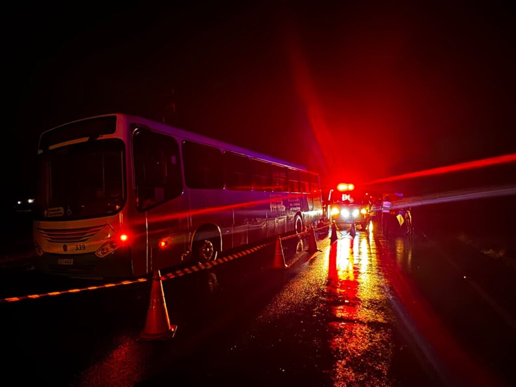 Jovem morre após acidente entre ônibus e moto em Forquilhinha