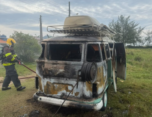 Kombi pega fogo e parte traseira é destruída em incêndio Imbituba