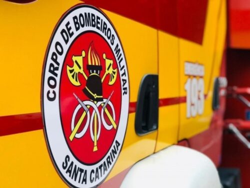 Motociclista perde o controle, bate em poste e sofre fratura exposta em Pedras Grandes