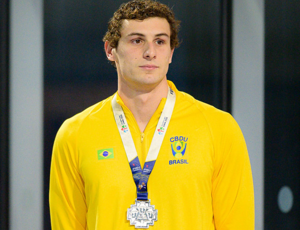 Nadador de Tubarão faz história pela Seleção Brasileira e volta com seis medalhas internacionais