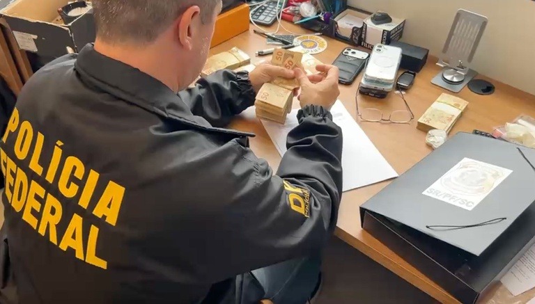 PF prende suspeito e apreende armas em operação em SC - Foto: Divulgação/PF