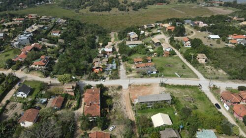 Pavimentação da Avenida Central da Praia do Rosa avança em Imbituba