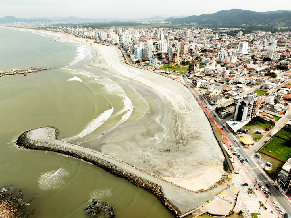 Dragagem é concluída e obra de alargamento da Praia do Gravatá entra na reta final em Navegantes