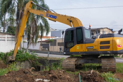 Prefeitura acelera limpeza de rio para reduzir risco de alagamentos em São José