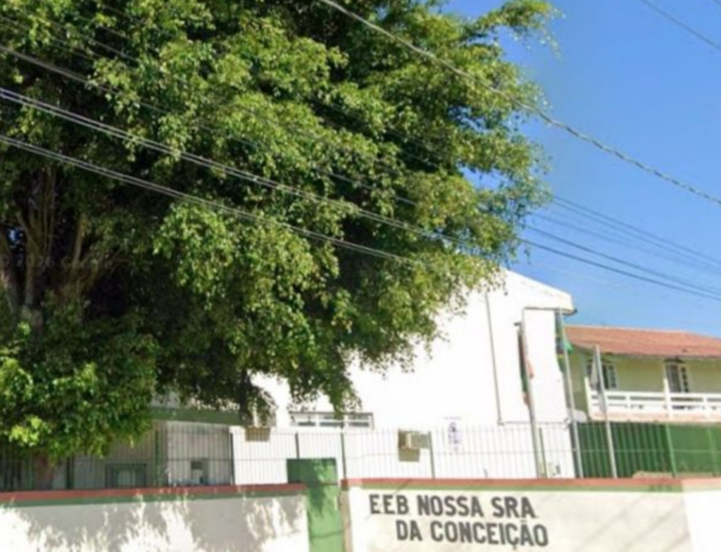 Protesto contra modelo cívico-militar termina em tensão em escola da Grande Florianópolis