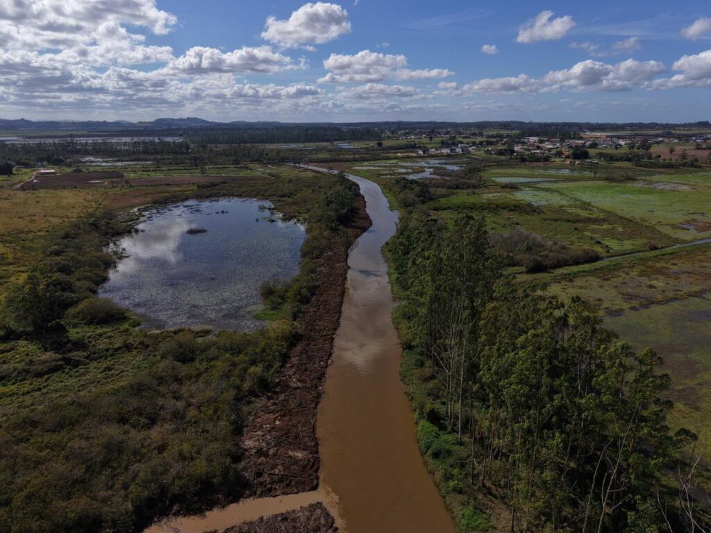 Rio Urussanga passa por limpeza para reduzir risco de alagamentos