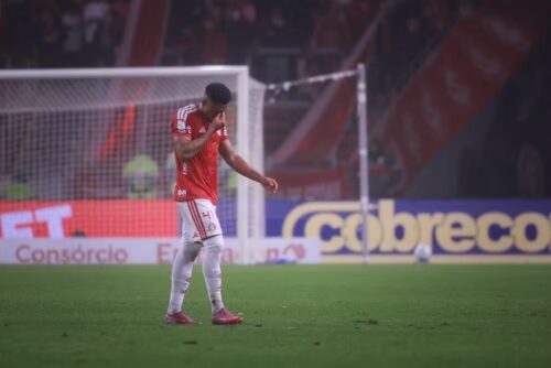 STJD bate o martelo e mantém suspensão de zagueiro do Inter por lesão em Gabriel Pec