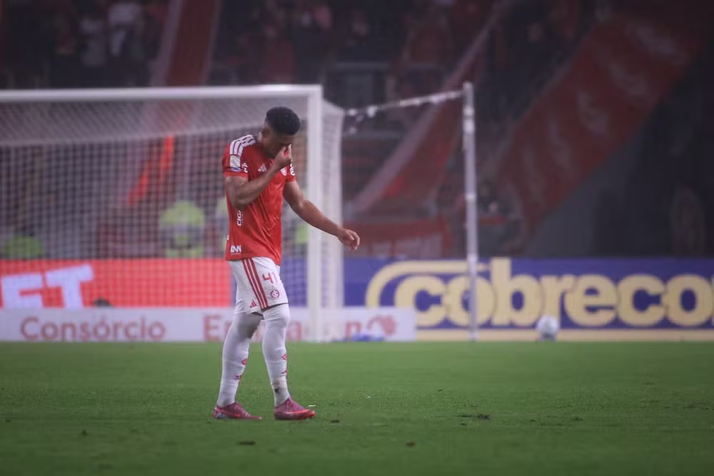 STJD bate o martelo e mantém suspensão de zagueiro do Inter por lesão em Gabriel Pec